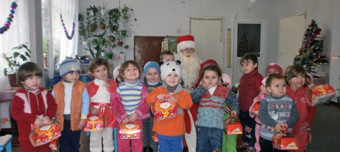 (Română) Moș Crăciun aduce zimbete celor mici!