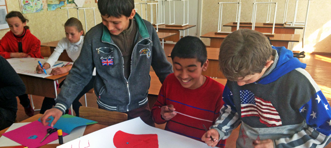 Copiii școlilor de democrație gazdă prietenilor